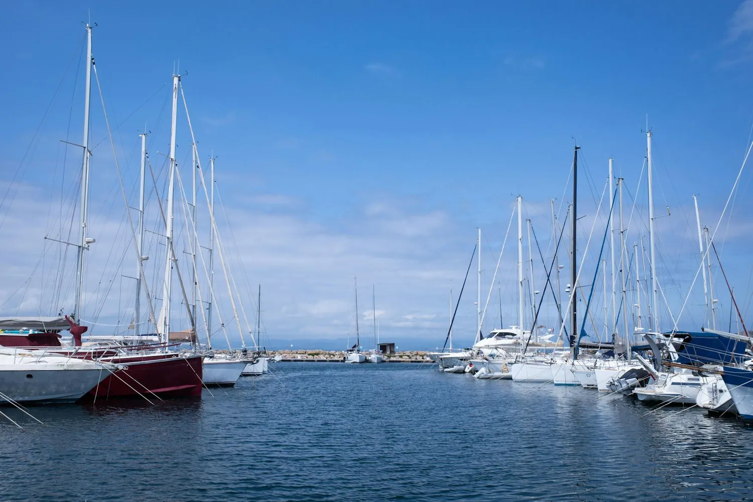 Sailing vs. Motor Yachts: Choosing Your Ideal Luxury Experience